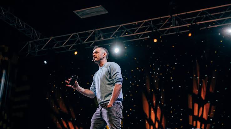 gary vaynerchuck with his hands in his pockets while public speaking