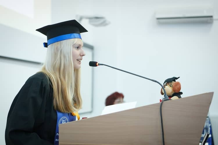 how to introduce yourself in a presentation